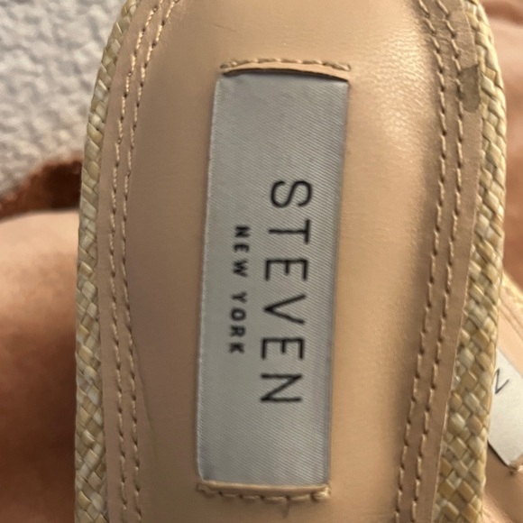 Steven by Steve Madden Elegant Gold Bow Heels - Picture 3 of 8